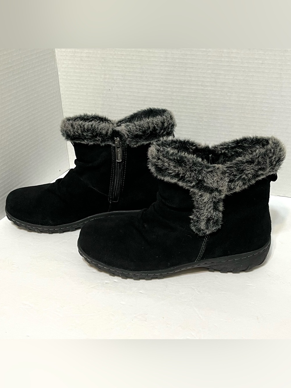 Khombu Black Suede Leather Ankle Boots with Gray Faux Fur Trim Rubber Outsole
